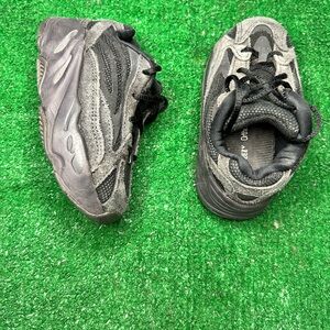 Yeezy 700 V2 size 7K